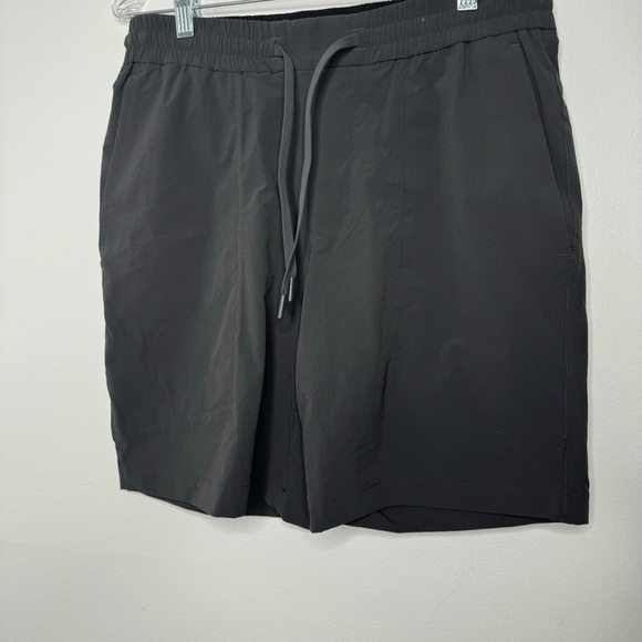Lululemon Men's dark grey license to train  Athletic Shorts Medium - Picture 3 of 5